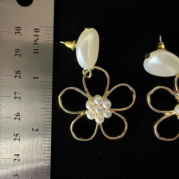 Fun Gold Tone Dangle Daisy Flower Faux Pearl Earrings NWT - Picture 7 of 7